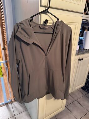 lululemon athletica Men's Lightweight Hooded Performance Jacket in Taupe Gray